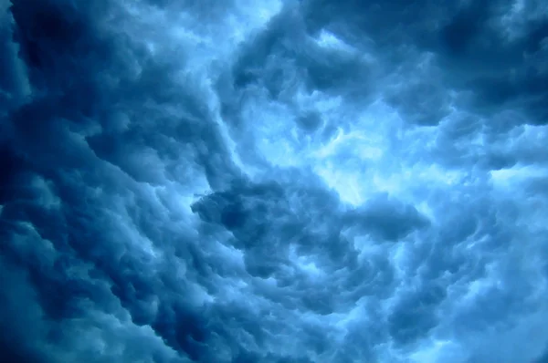 Bulutlar mavi gökyüzüne karşı — Stok fotoğraf
