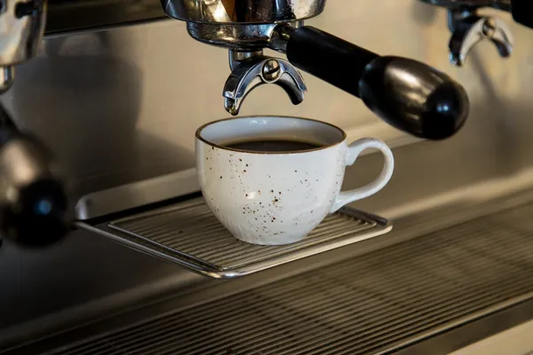 Buhar ile bir kahve kahve makinesi yapıyor