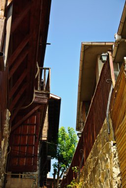 evleri arasında sessiz bir ara sokakta