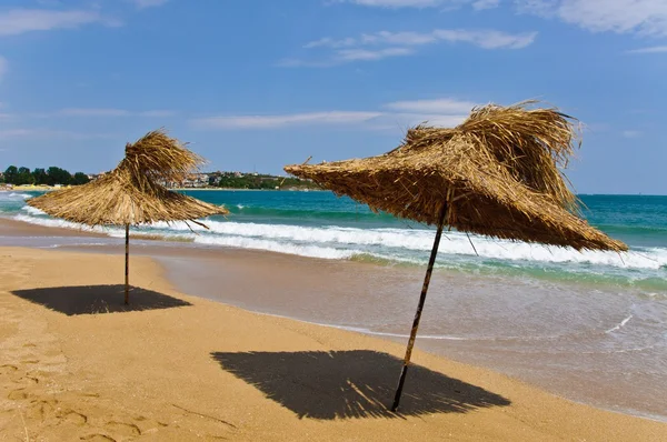 Napernyő a strandon, Sozopol. — Stock Fotó