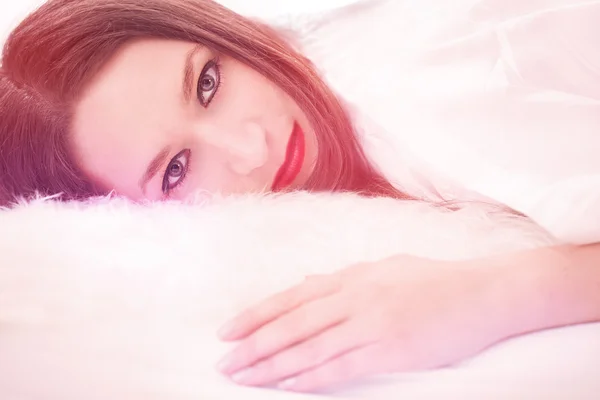 Yatakta uzanmış güzel bir kadın