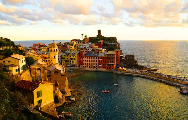 Günbatımı Vernazza köyünde Cinque Terre, İtalya