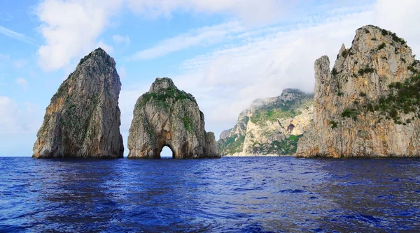Faraglioni İtalya 'nın Capri adasında sallanıyor.