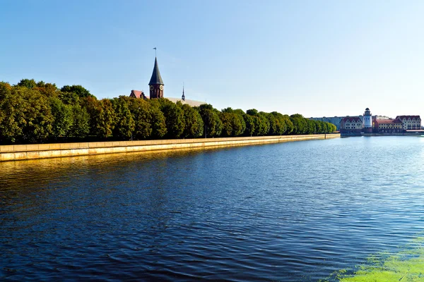 Catedral en la isla de Kneiphof y el pueblo de pescadores - los principales lugares de interés de Kaliningrado (hasta 1946 Konigsberg), Rusia — Foto de Stock