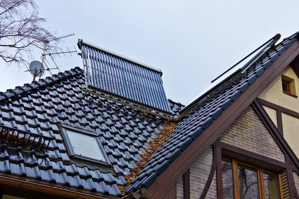 Solárních kolektorů na střeše rodinného domu — Stock fotografie