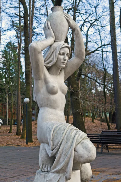 Scultura "Portando l'acqua (la ragazza con una brocca)" (copia, tedesco: Wassertraegerin). Svetlogorsk (fino al 1946 - Raushen), regione di Kaliningrad, Russia — Foto Stock