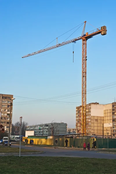 Stavební jeřáb na pozadí modré oblohy — Stock fotografie