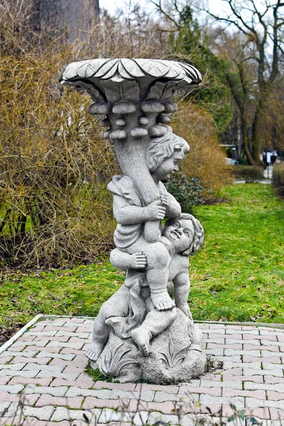 Skulpturer med bilder av barn och vaser. Svetlogorsk (fram till 1946 rauschen), kaliningrad region, Ryssland — Stockfoto