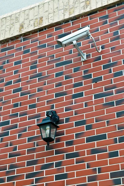 Câmera de segurança e lanterna na parede da casa — Fotografia de Stock