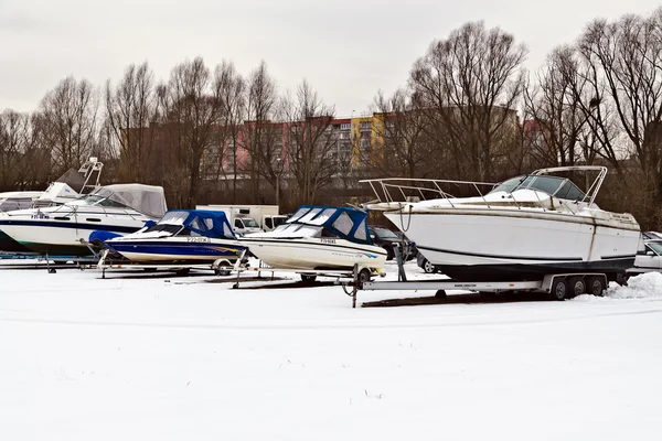 Лодки на зимней парковке — стоковое фото