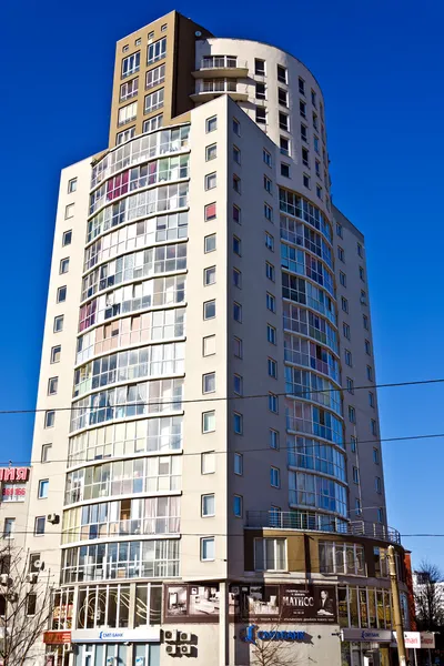 Високий-піднімаються будівництво з penthouse. Калінінград, Російська Федерація — стокове фото