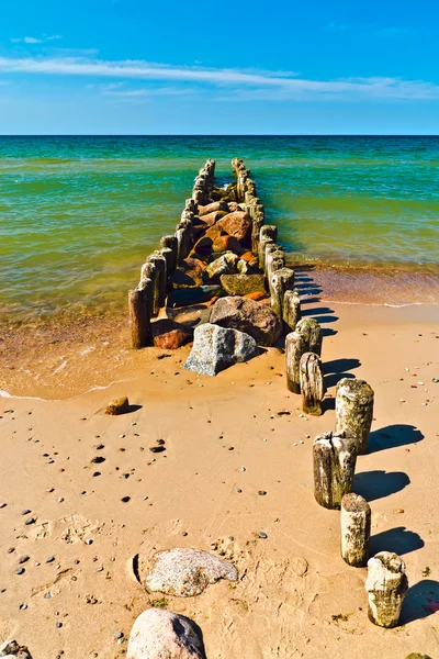 Stranden, havet, vågbrytaren... — Stockfoto