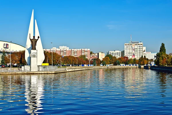 Balıkçılar ve nicholas wonderworker anıtlar. Kaliningrad, Rusya Federasyonu — Stok fotoğraf