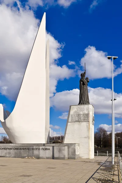 Monumenti ai Pescatori e Nicola il Taumaturgo. Kaliningrad, Russia — Foto Stock