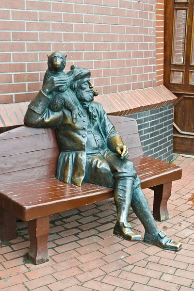 Sculptura bătrânului căpitan cu o maimuţă pe umăr. Sat de pescuit, Kaliningrad, Rusia — Fotografie, imagine de stoc