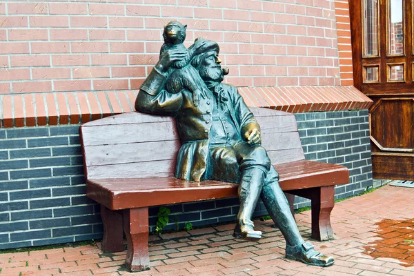 Sculptuur van de oude schipper met een aap op zijn schouder. vissersdorp, kaliningrad, Rusland — Stockfoto