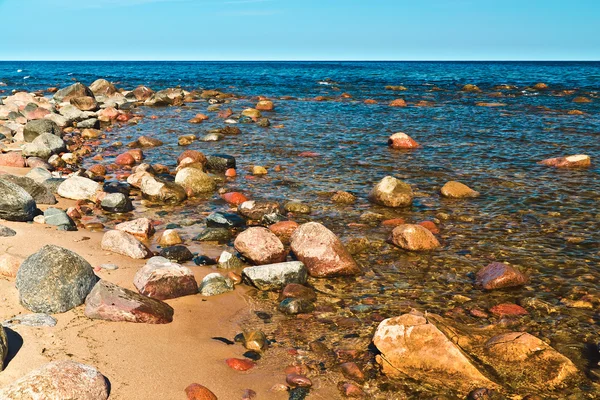 Deniz, kum ve taşları — Stok fotoğraf