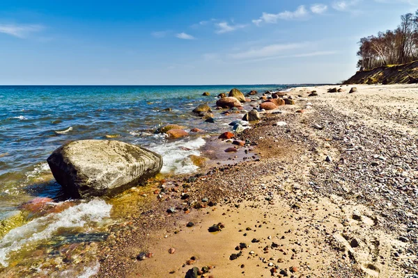 Bela praia do Báltico: mar, rochas e areia — Fotografia de Stock