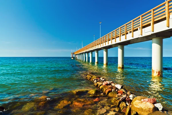 Promenaden går i havet — Stockfoto