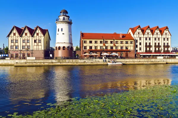 Pueblo de pescadores en una noche de verano.. Kaliningrado (hasta 1946 Koenigsberg). Rusia — Foto de Stock