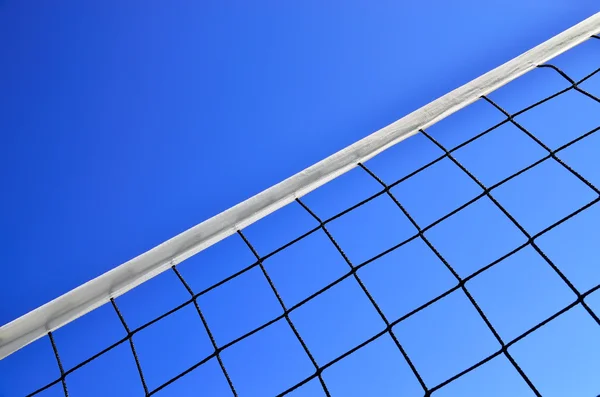 Mavi gökyüzü arka plan üzerinde net Voleybol