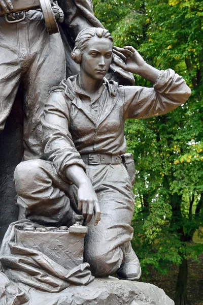 Pomnik wojownik - harcerz (fragment). zwycięstwo park, kaliningrad, Federacja Rosyjska — Zdjęcie stockowe