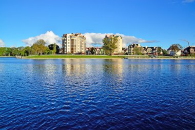 bir yaz akşamı göl verhnee çıkabilir. Kaliningrad, Rusya Federasyonu