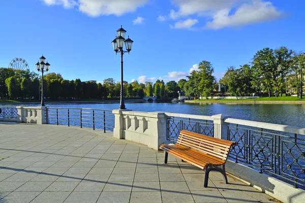 Tarde de verano en el lago verhnee (alemán: oberteich). Kaliningrad, Rusia — Stockfoto