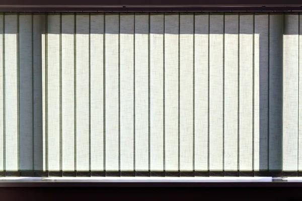 Moderní vertikální žaluzie na okně — Stock fotografie