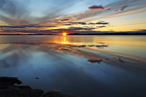 Cores mágicas do pôr-do-sol. Lago Pongomozero, Carélia do Norte, Rússia — Fotografia de Stock