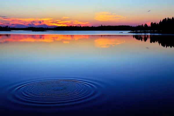 Laatste splasht. Lake engozero, Noord-Karelië, Rusland — Stockfoto