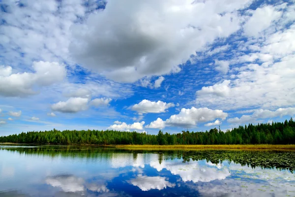 Jezioro engozero i chmury dramatyczne. Północna karelia, Federacja Rosyjska — Zdjęcie stockowe