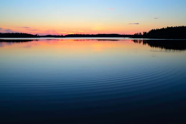 Kvällen lugn. sjön engozero, Norra Karelen, Ryssland — Stockfoto