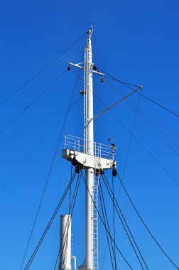 mavi gökyüzünde direği gemi karşı