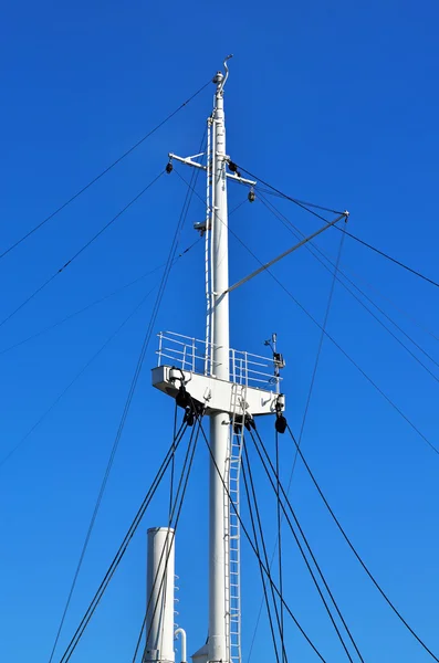 Mavi gökyüzünde direği gemi karşı — Stok fotoğraf