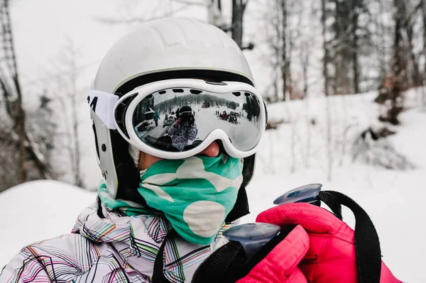 Skidåkning Bra Skidåkning Snöiga Fjällen Kvinna Skidmask Skidor Snö Karpaterna — Stockfoto