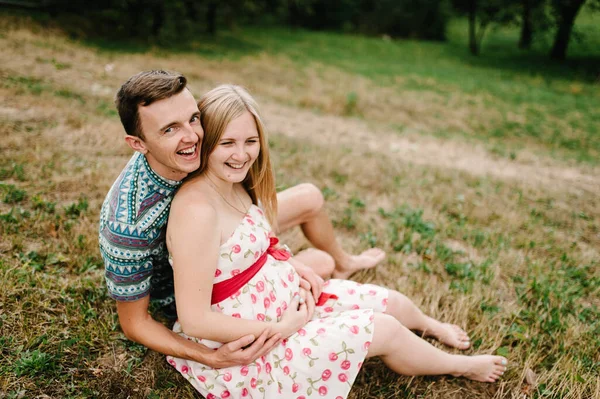 Aspetta Tesoro Famiglia Felice Donna Incinta Con Marito Amato Seduto — Foto Stock