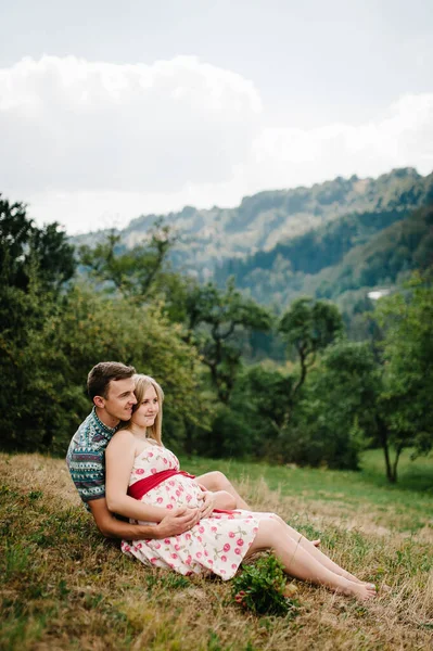 Espera Cariño Familia Feliz Mujer Embarazada Con Amado Marido Sentado —  Fotos de Stock