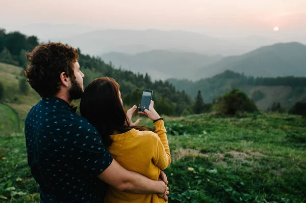 Visão Traseira Casal Amoroso Homens Abraça Mulher Desfrutar Belas Paisagens — Fotografia de Stock