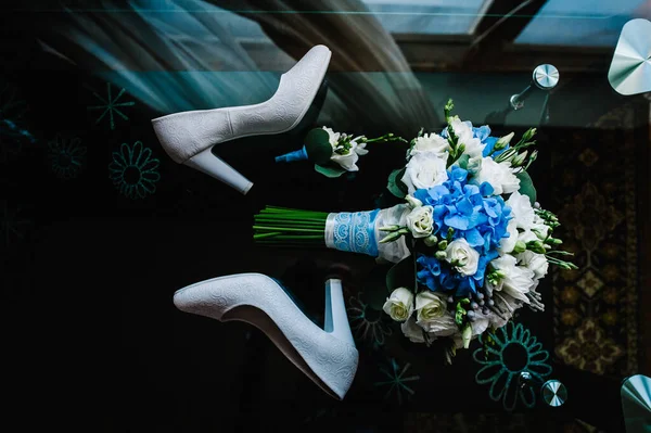 Mavi Beyaz Çiçeklerin Yeşilliklerin Gelininin Düğün Buketi Siyah Arka Planda — Stok fotoğraf