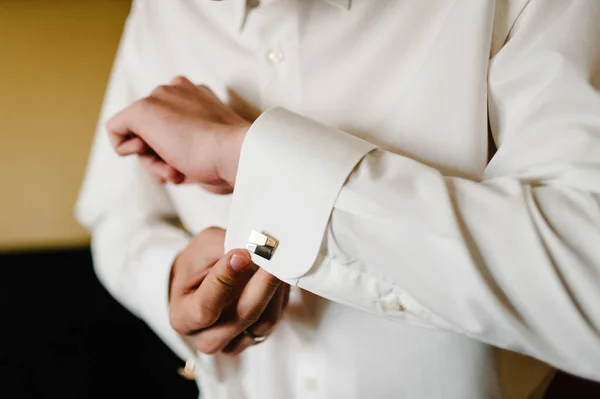 핸드의 신랑은 금속으로 은으로 커프스를 결혼식 — 스톡 사진