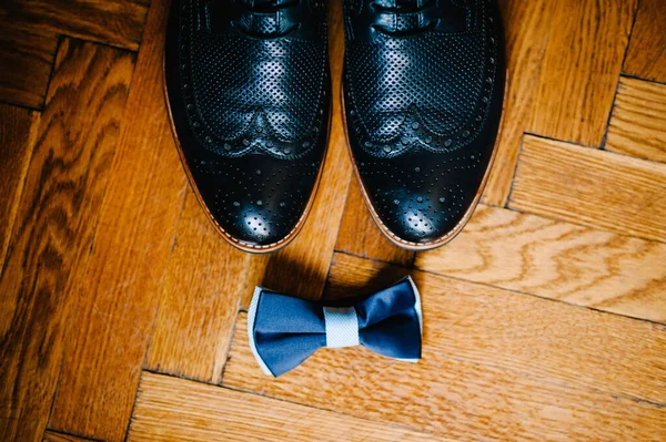 Yarı Siyah Şık Düğün Ayakkabıları Kahverengi Bir Masada Duran Papyon — Stok fotoğraf