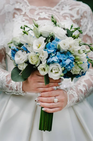 婚礼花束从玫瑰 桉树在手中新娘 结婚仪式 靠近点 — 图库照片