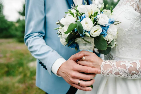 Свадебный Букет Цветов Роз Эустомы Голубых Цветов Жених Невеста Держат — стоковое фото