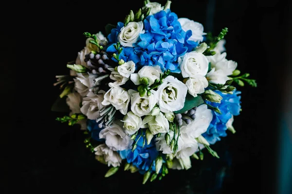 Svatební Kytice Nevěsty Modrých Bílých Květin Zeleně Ležící Černém Pozadí — Stock fotografie