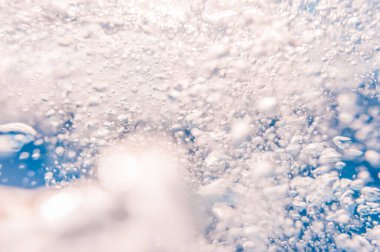 Suyun altında. Okyanustaki su altı turkuaz dokusu. Tropikal denizde kabarcıklar. Yüzme havuzunda mavi mahsul su. Havuzda Bokeh lambası var. Yaz dönemi. Yan görünüm.