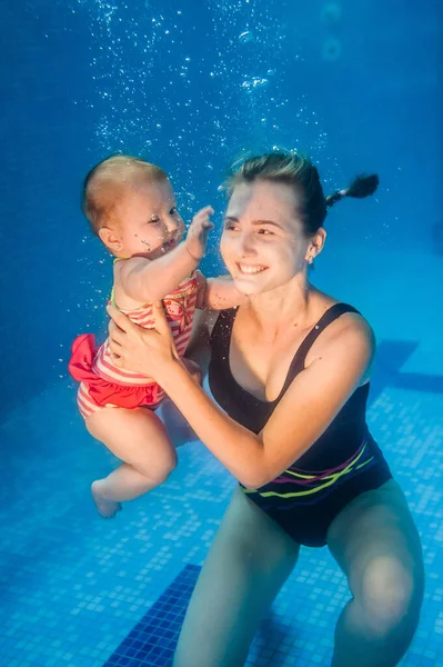 Mor Håller Barnet Dotter Lär Sig Simma Simning Lektion Göra — Stockfoto