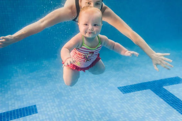 Mamma Och Dotter Nedsänkta Vatten Simmar Vatten Paddelpool Dykning Baby — Stockfoto