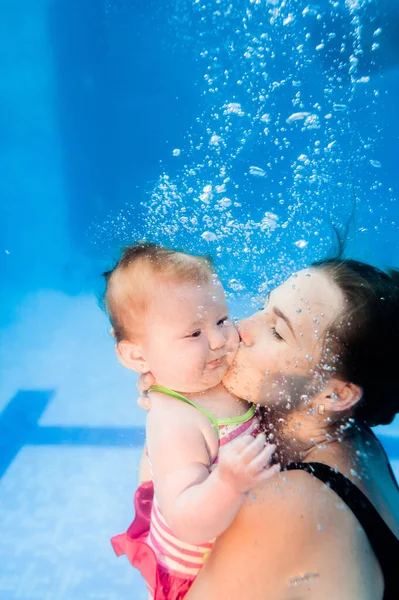 Mamma Kysser Dotter Nedsänkt Vatten Simmar Vatten Paddelpool Dykning Baby — Stockfoto