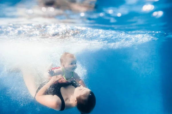 Mama Trzyma Córkę Zanurzoną Wodzie Pływającą Pod Wodą Brodziku Nurkujące — Zdjęcie stockowe